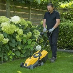 Powerplus POWXG6212T Elektrische Grasmaaier - Grasmachine Voor Kleine En Middelgrote Tuin - 1300W - Maaibreedte 320mm - Verstelbare Maaihoogte - 30L Opvangbak - Incl. Grastrimmer 250W -Tuinverzorgings Winkel 1200x1200 1036