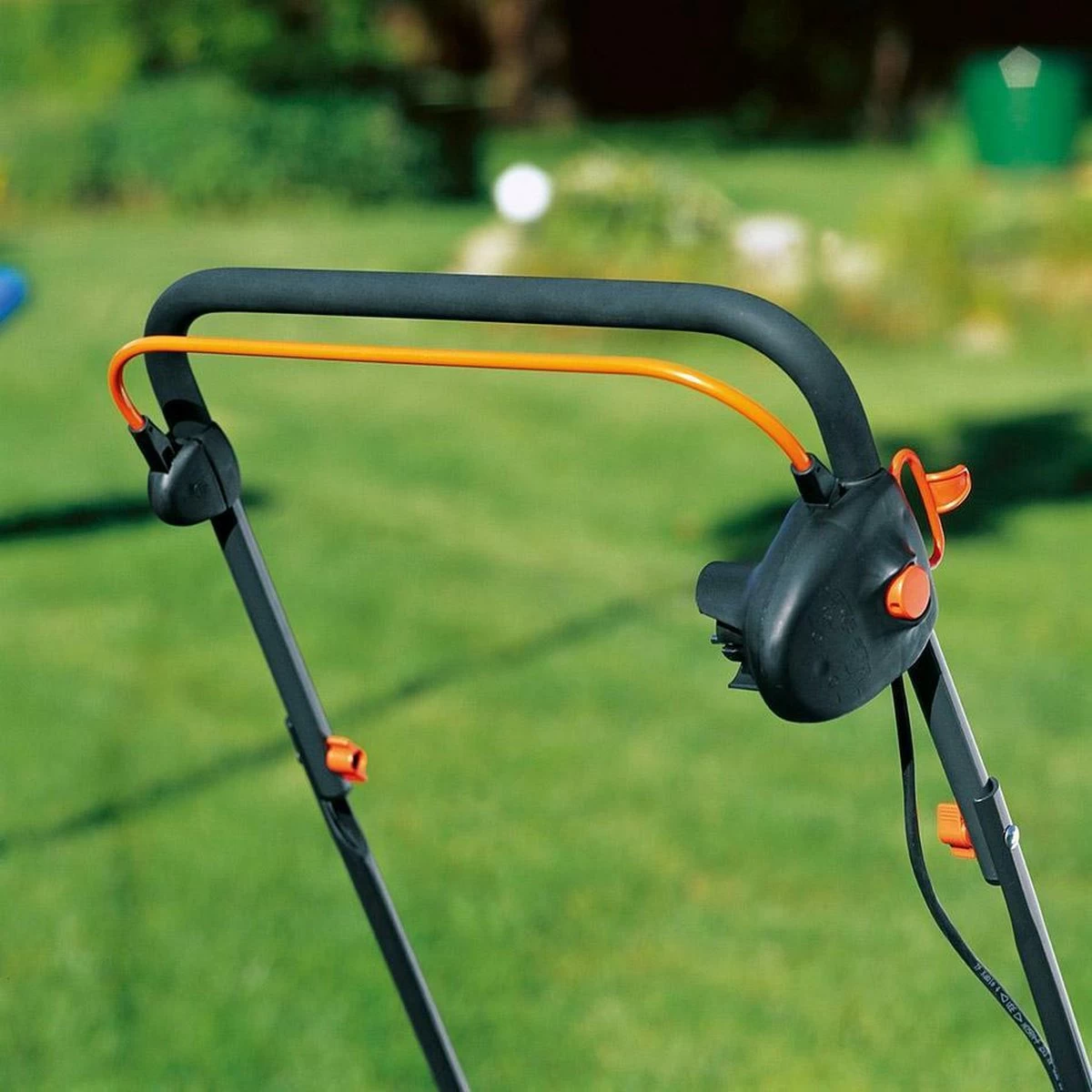 GARDENA EVC 1000 Verticuteermachine - Werkbreedte 30 Cm - Werkgebied 600m2 6 GARDENA EVC 1000 Verticuteermachine - Werkbreedte 30 Cm - Werkgebied 600m2 - Afbeelding 4