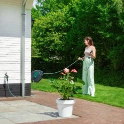 VONROC Automatische Slanghaspel – Incl. 25m Tuinslang, Aansluitslang, Spuitstuk, Koppelingen & Kraanaansluiting -Tuinverzorgings Winkel 1200x1200 1394