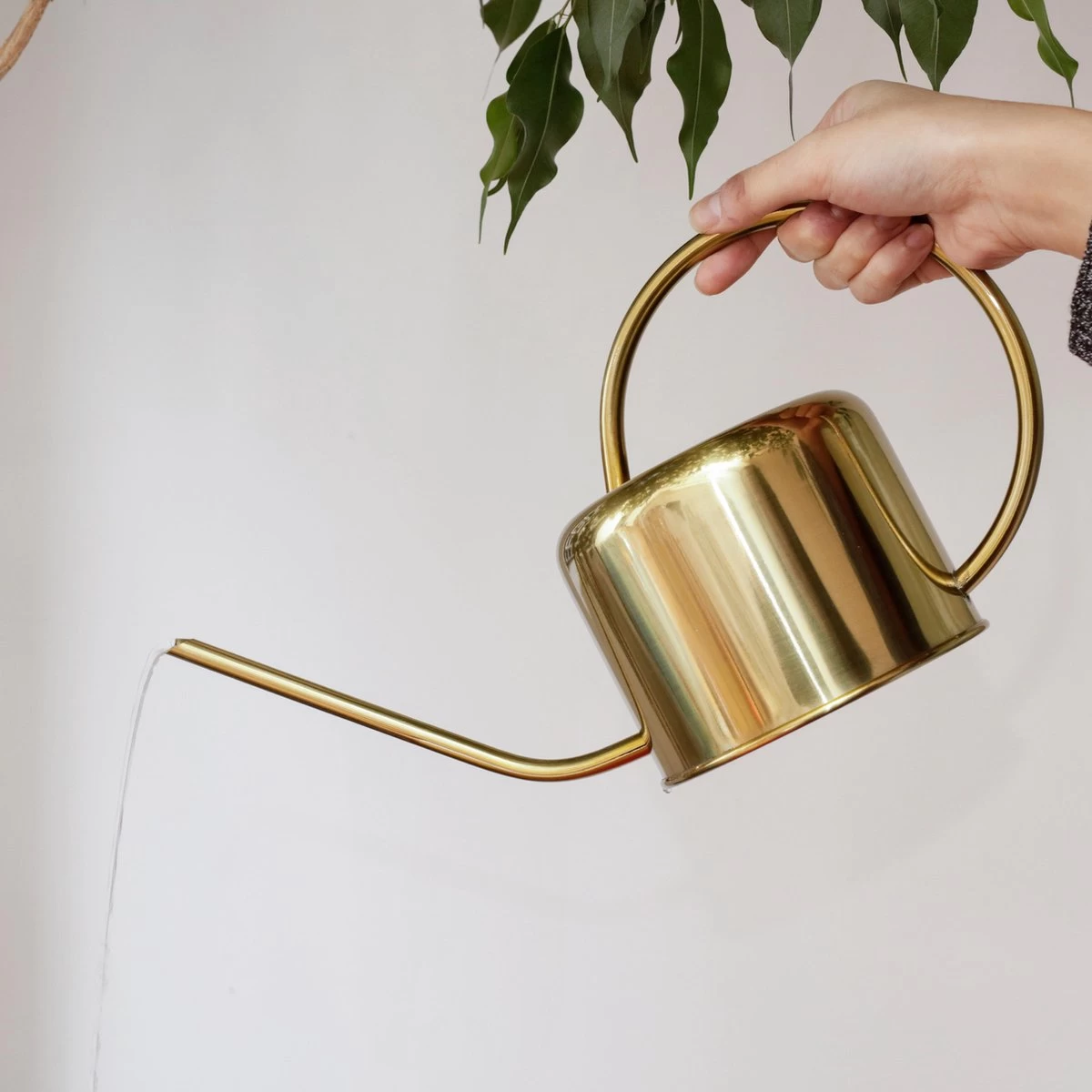 Kikkerland Vintage Gieter - Plantengieter Voor Binnen - Goud - 1,2L - Retro - Metaal 4 Kikkerland Vintage Gieter - Plantengieter Voor Binnen - Goud - 1,2L - Retro - Metaal - Afbeelding 2