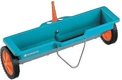 GARDENA Combisysteem Strooiwagen - 40 Cm Strooibreedte - Inhoud 3 Liter - Geschikt Voor 100m² -Tuinverzorgings Winkel 1200x789 3