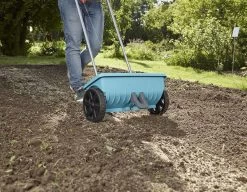 GARDENA - Strooiwagen L - Strooikar - 400m2 - 12.5 Liter -Tuinverzorgings Winkel 1200x933 3