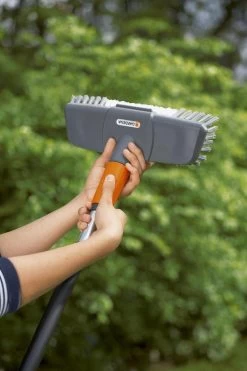 GARDENA Cleansystem Comfort Schrobber - Reinigen Van Paden - Terras - Oprit -Tuinverzorgings Winkel 799x1200 45