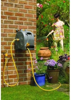 Hozelock Compact Enclosed Reel 2 In 1 - 25 Meter - Slangbox En Muurhaspel In één - Grijs -Tuinverzorgings Winkel 858x1200 2