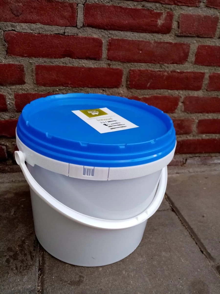 Koemestkorrels 5 Kg Van Brabantse Koemest.nl In Emmer (7 Ltr) 3 Koemestkorrels 5 Kg Van Brabantse Koemest.nl In Emmer (7 Ltr)